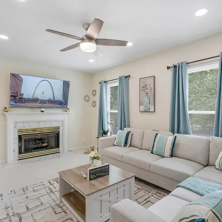 Villa Modern 4Br Retreat With Free Parking In Prime Cwe!